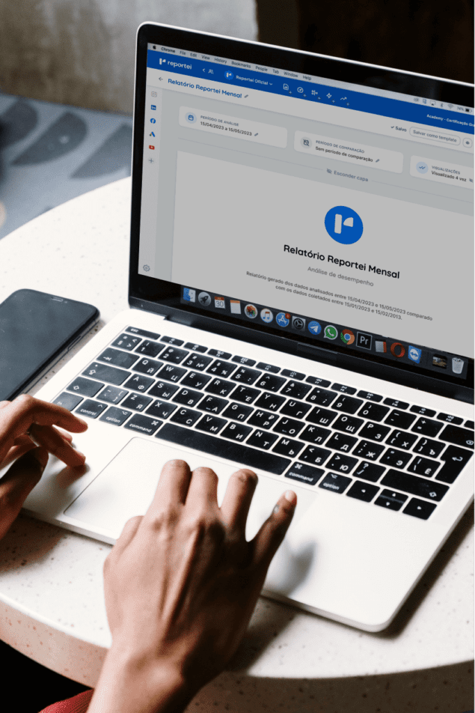Notebook aberto no dashboard do Reportei