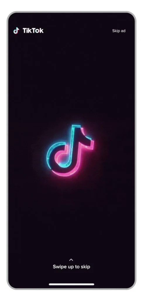 Anúncio animado no formato In Feed Ads do TikTok exibido dentro do feed com opção de pular